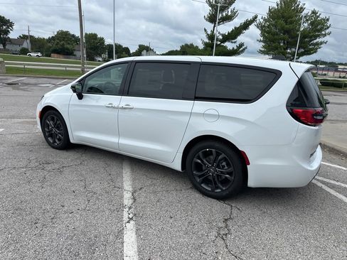 New 2026 Chrysler Pacifica Select image 20