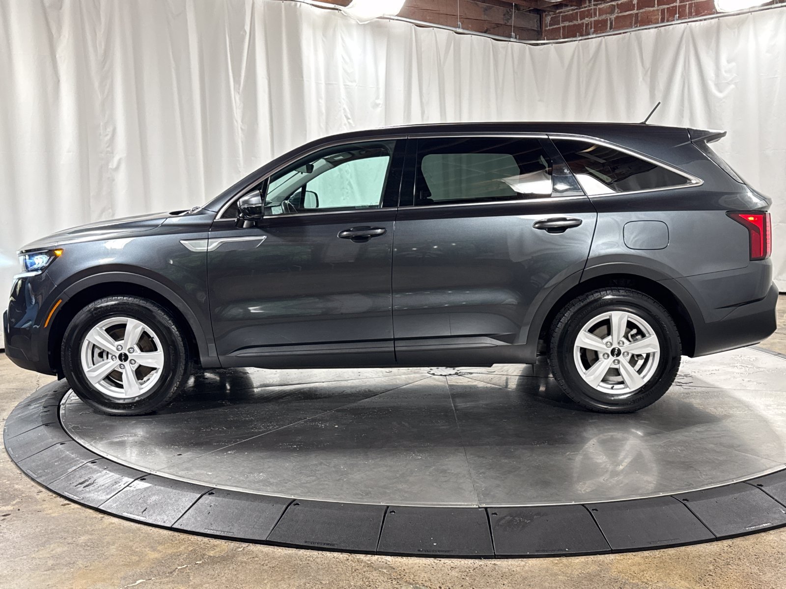 Used 2022 Kia Sorento LX FWD image 8