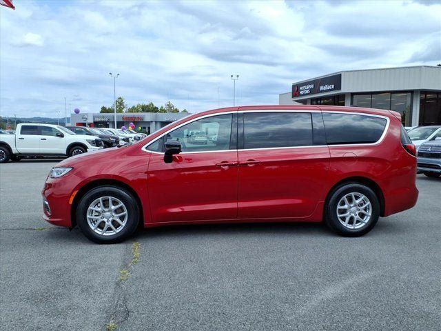 Used 2025 Chrysler Pacifica Select FWD image 9