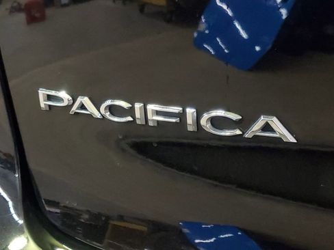 Used 2024 Chrysler Pacifica Touring-L image 9