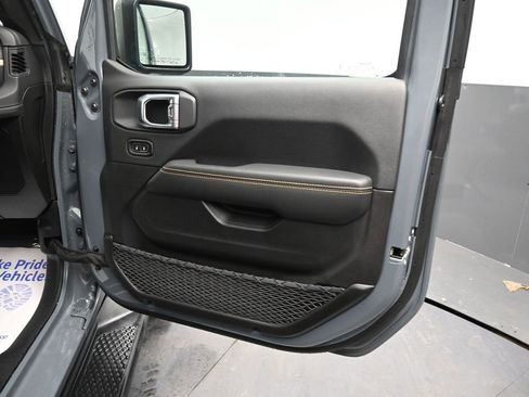 Used 2025 Jeep Gladiator High Tide image 19