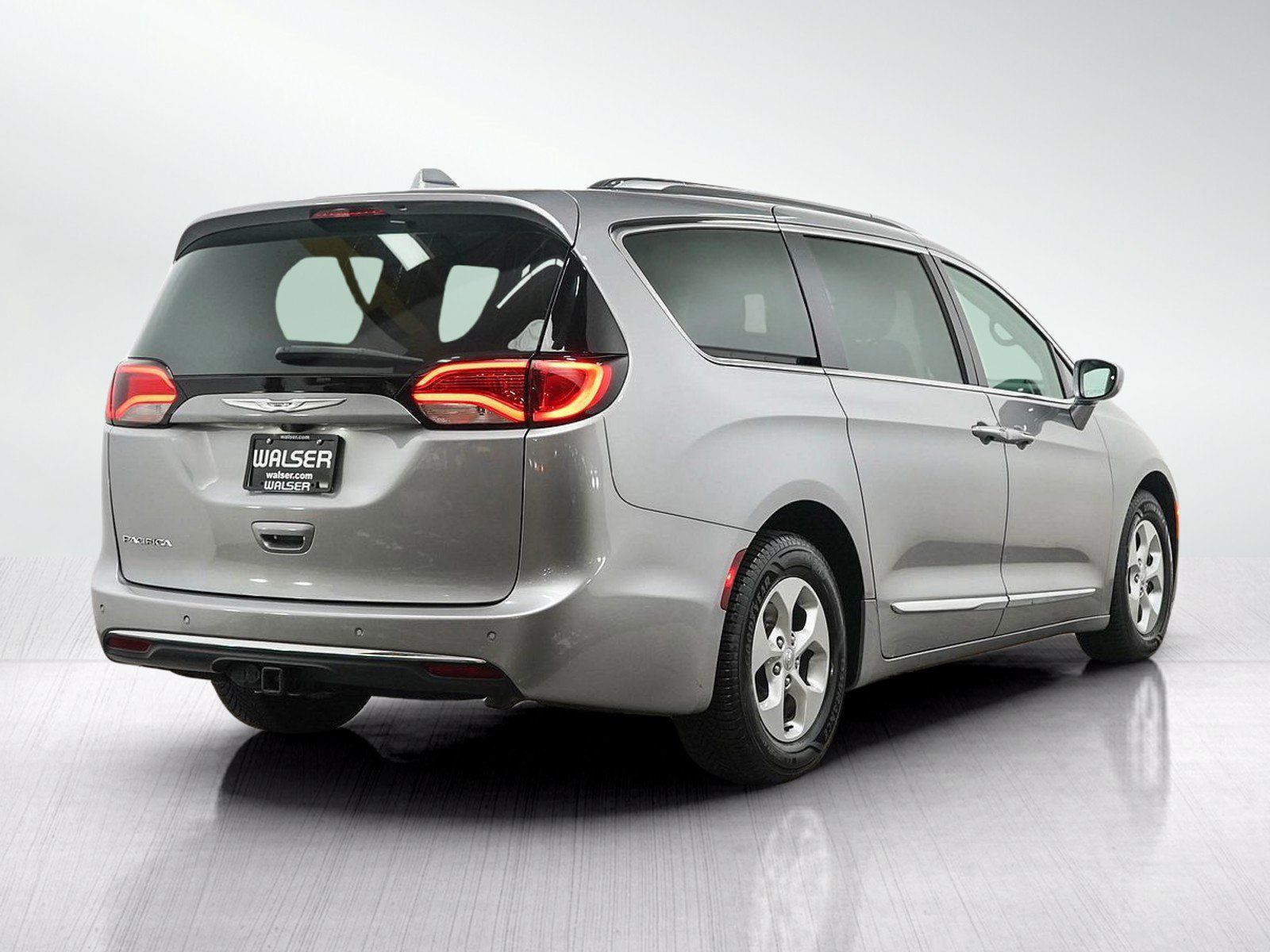 Used 2017 Chrysler Pacifica Touring-L Plus FWD image 5