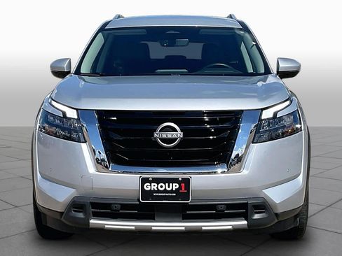 Used 2025 Nissan Pathfinder SL FWD image 4