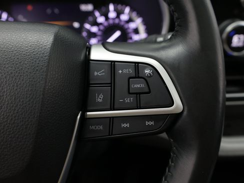 Used 2022 Toyota Highlander XLE FWD image 29