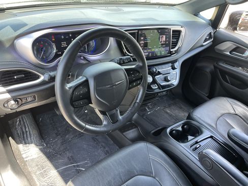 Used 2021 Chrysler Pacifica Touring-L w/ Premium & Safety Sphere Group FWD image 19