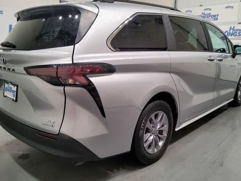 Used 2024 Toyota Sienna XLE FWD image 4