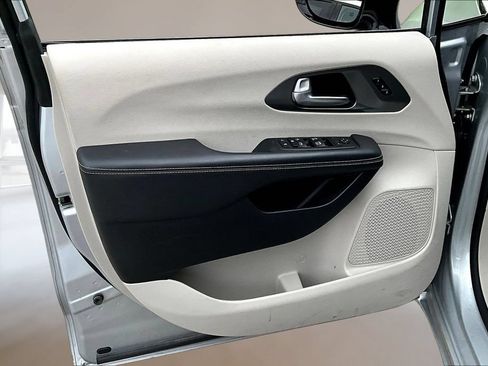 Used 2024 Chrysler Pacifica Touring-L FWD image 16