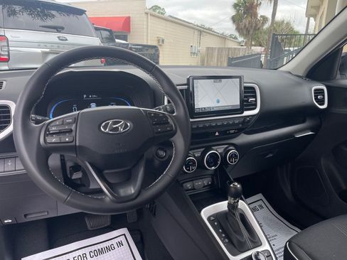 Used 2025 Hyundai Venue Limited image 13