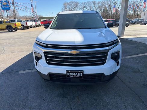 Used 2025 Chevrolet Traverse LT image 8