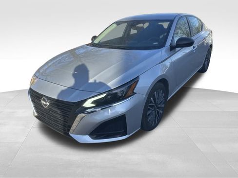 Used 2024 Nissan Altima 2.5 SV image 2