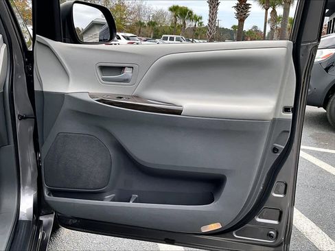 Used 2017 Toyota Sienna XLE image 22