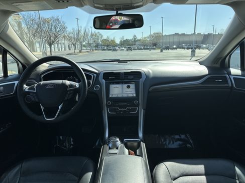 Used 2018 Ford Fusion SE w/ Fusion SE Technology Package image 29