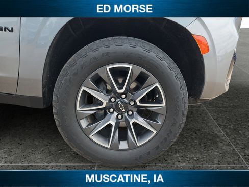 Used 2022 Chevrolet Suburban Z71 w/ Luxury Package AWD/4WD image 12
