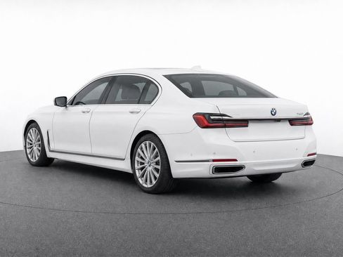 Used 2022 BMW 740i w/ Premium Package RWD image 3