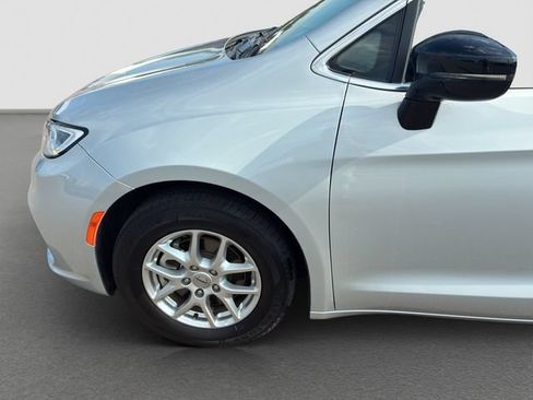 Used 2024 Chrysler Pacifica Touring-L FWD image 10