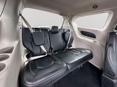 Used 2023 Chrysler Pacifica Touring-L FWD image 26