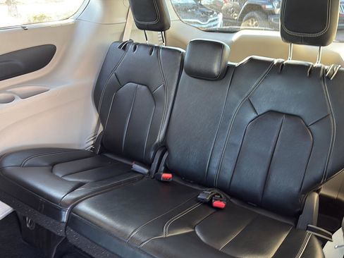 Used 2022 Chrysler Pacifica Touring-L image 20