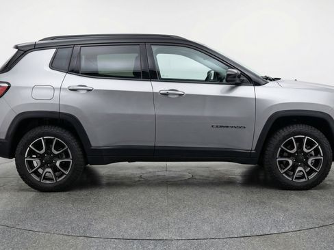 Used 2025 Jeep Compass Trailhawk AWD/4WD image 11