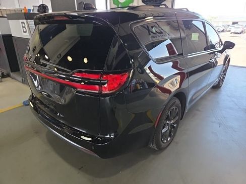 Used 2025 Chrysler Pacifica Select w/ Fav Edition Package FWD image 5