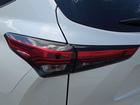 Used 2021 Toyota Highlander LE AWD/4WD image 10