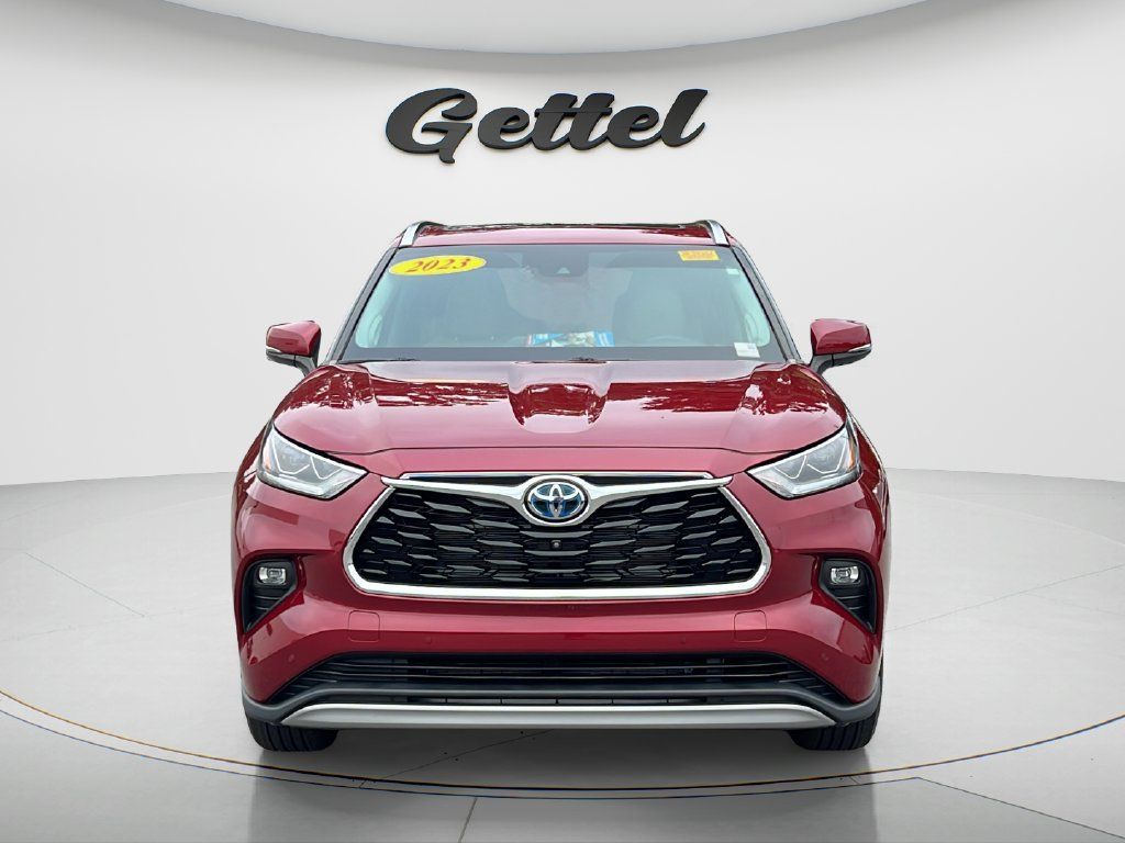 Used 2023 Toyota Highlander Platinum FWD image 2