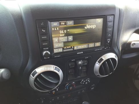 Used 2016 Jeep Wrangler Unlimited Sahara w/ Connectivity Group AWD/4WD image 9