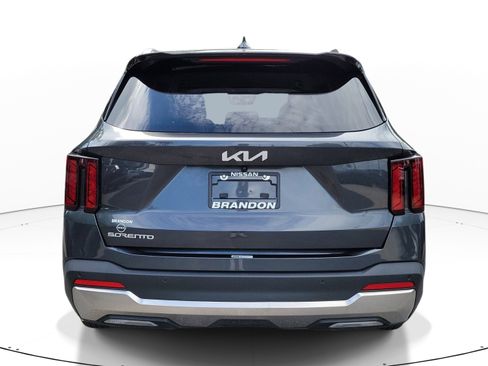 Used 2024 Kia Sorento S FWD image 7