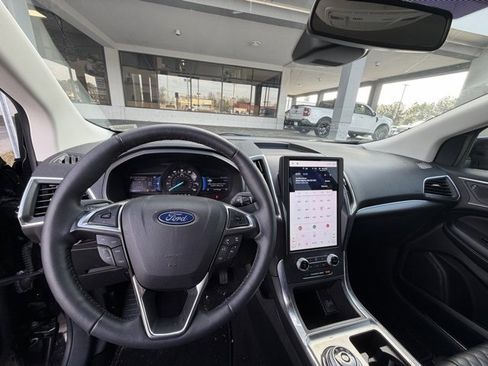 Used 2024 Ford Edge Titanium image 10