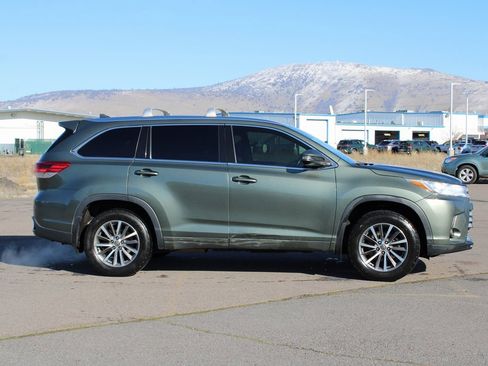 Used 2017 Toyota Highlander XLE image 6
