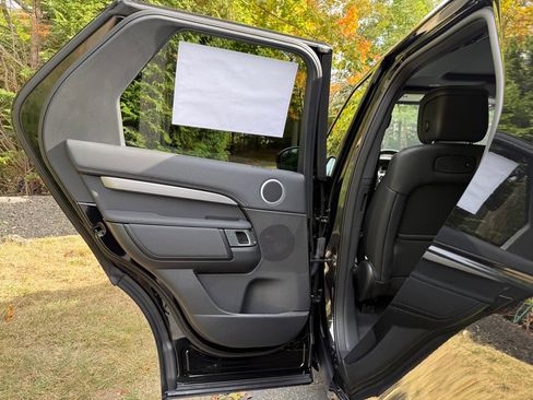 New 2025 Land Rover Discovery Dynamic SE image 10