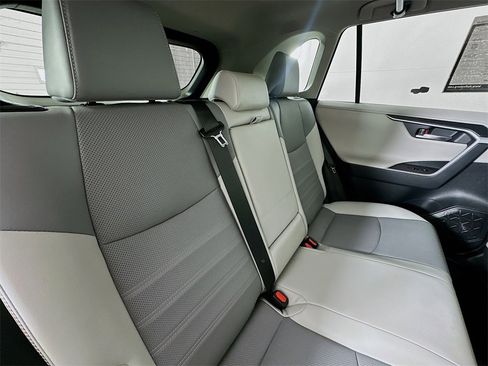 Used 2019 Toyota RAV4 Limited image 28