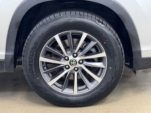 Used 2019 Toyota Highlander XLE FWD image 4