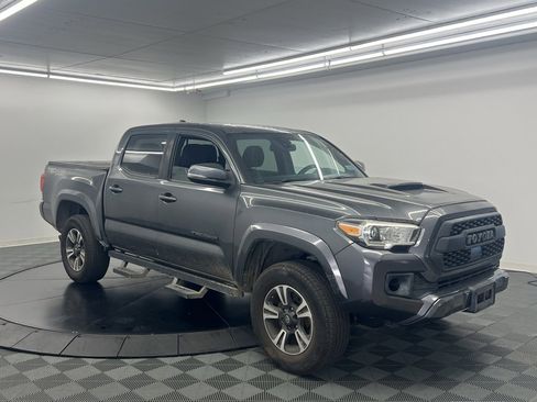 Used 2019 Toyota Tacoma TRD Sport image 2