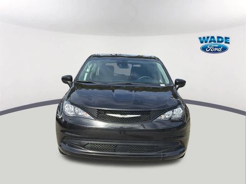 Used 2023 Chrysler Voyager LX image 2