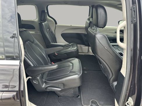 Used 2019 Chrysler Pacifica Limited FWD image 12