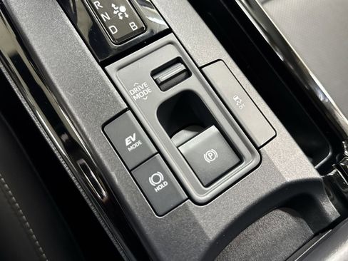 Used 2025 Toyota Prius XLE image 37