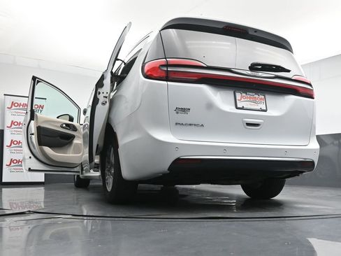 Used 2023 Chrysler Pacifica Touring-L FWD image 44