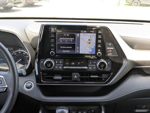 Used 2021 Toyota Highlander XLE FWD image 19