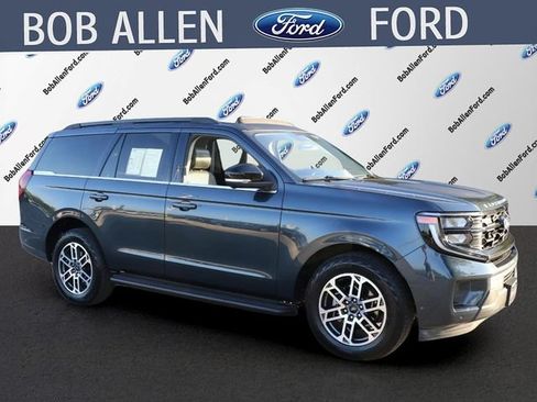 Used 2025 Ford Expedition Active AWD/4WD image 2
