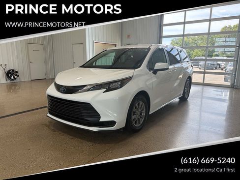 Used 2025 Toyota Sienna LE FWD image 1