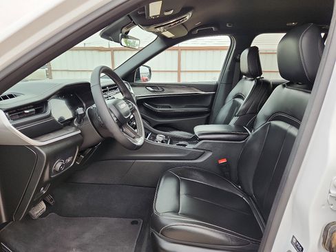 Used 2025 Jeep Grand Cherokee Limited AWD/4WD image 15