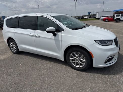 Used 2023 Chrysler Pacifica Touring-L FWD image 6