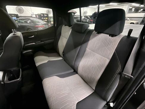 Used 2022 Toyota Tacoma TRD Sport w/ Technology Package image 19