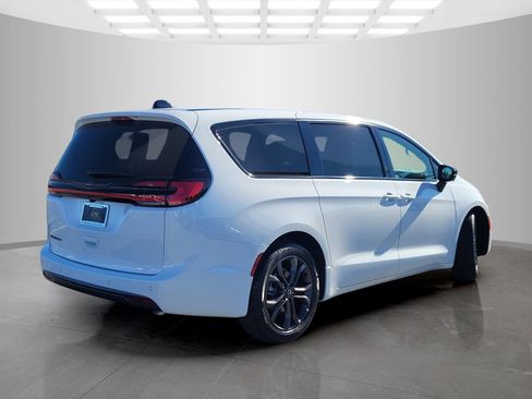 New 2026 Chrysler Pacifica Select image 4