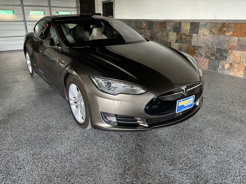 Used 2015 Tesla Model S P90D image 1