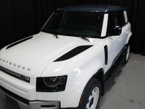 Used 2025 Land Rover Defender 110 S image 8