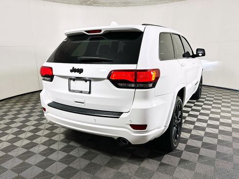 Used 2019 Jeep Grand Cherokee Altitude image 3