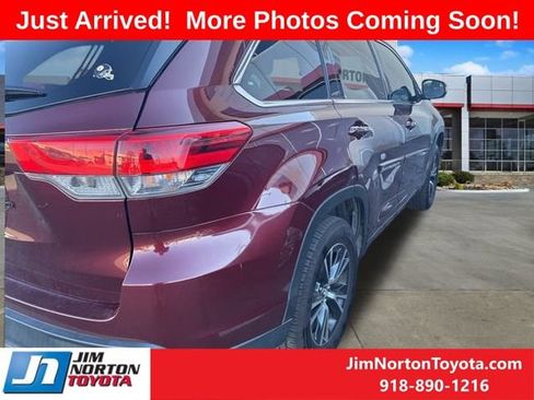 Used 2017 Toyota Highlander LE image 5