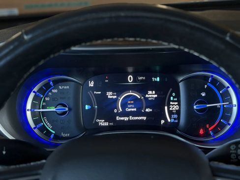 Used 2022 Chrysler Pacifica Limited FWD image 31