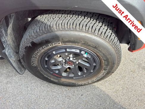 Used 2025 Nissan Frontier PRO-4X AWD/4WD image 16
